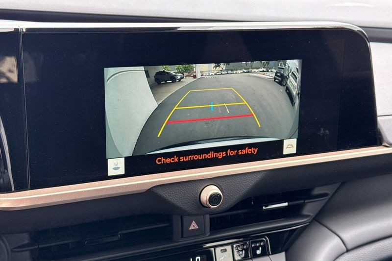 Toyota Crown Signia Vehicle Full-screen Gallery Image 19