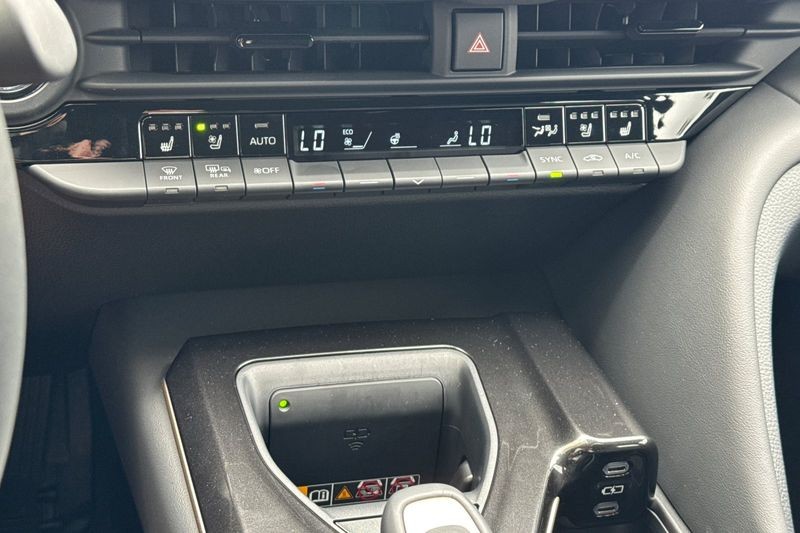 Toyota Crown Signia Vehicle Full-screen Gallery Image 20