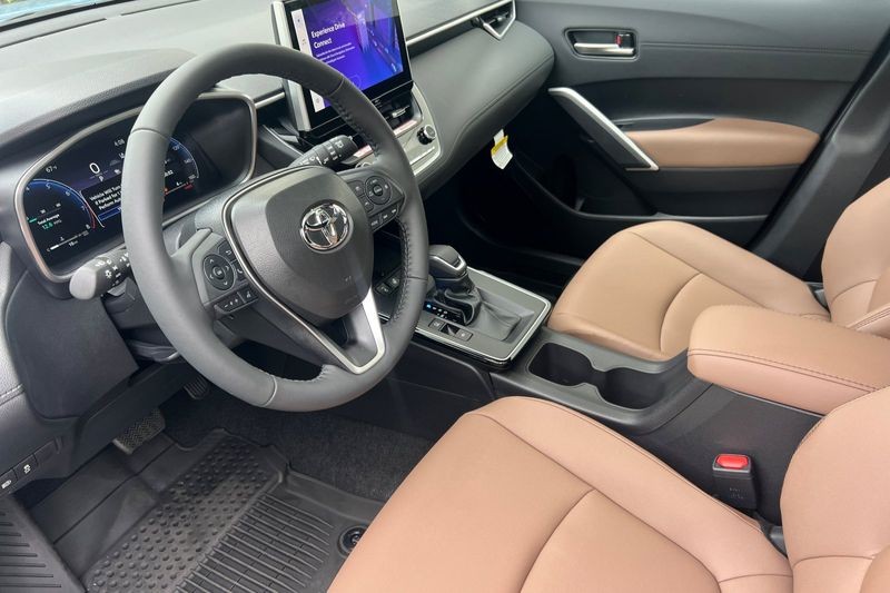 Toyota Corolla Cross Vehicle Full-screen Gallery Image 08