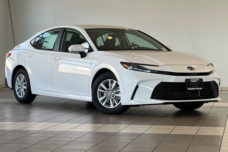 Toyota Camry Vehicle Full-screen Gallery Image 02
