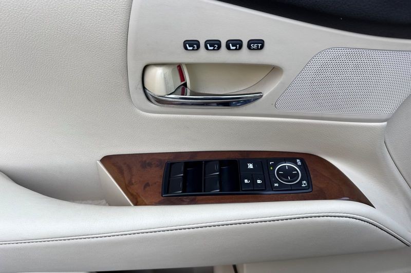 Lexus RX 350 Vehicle Full-screen Gallery Image 11
