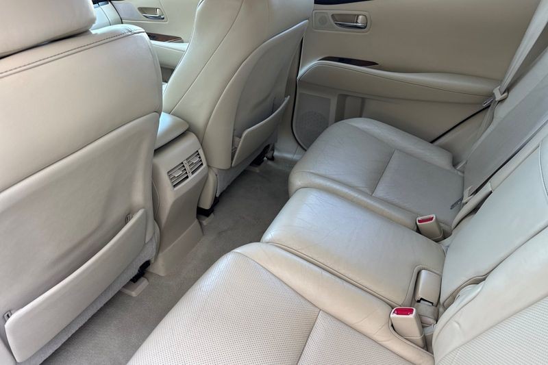 Lexus RX 350 Vehicle Full-screen Gallery Image 12