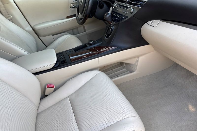 Lexus RX 350 Vehicle Full-screen Gallery Image 16