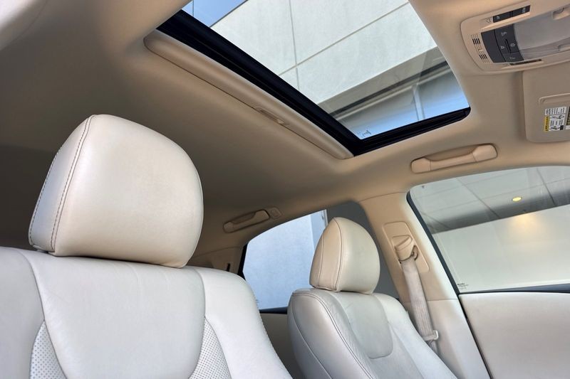 Lexus RX 350 Vehicle Full-screen Gallery Image 17