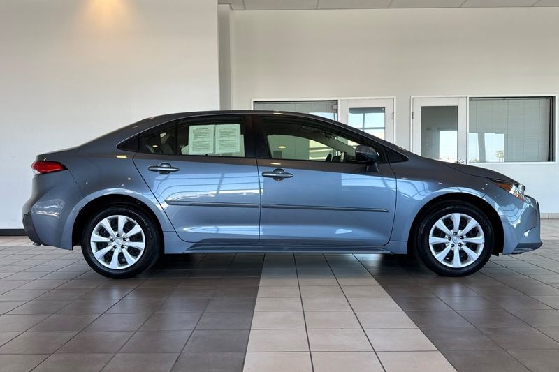 Toyota Corolla Vehicle Full-screen Gallery Image 03