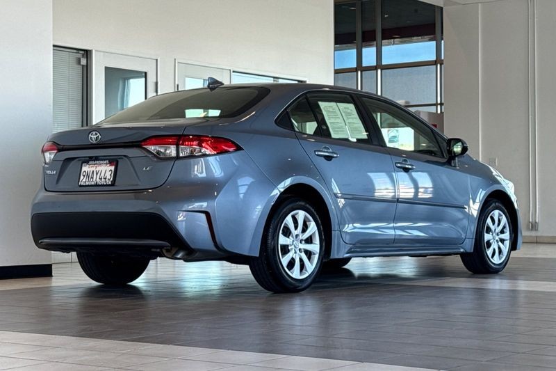 Toyota Corolla Vehicle Full-screen Gallery Image 04