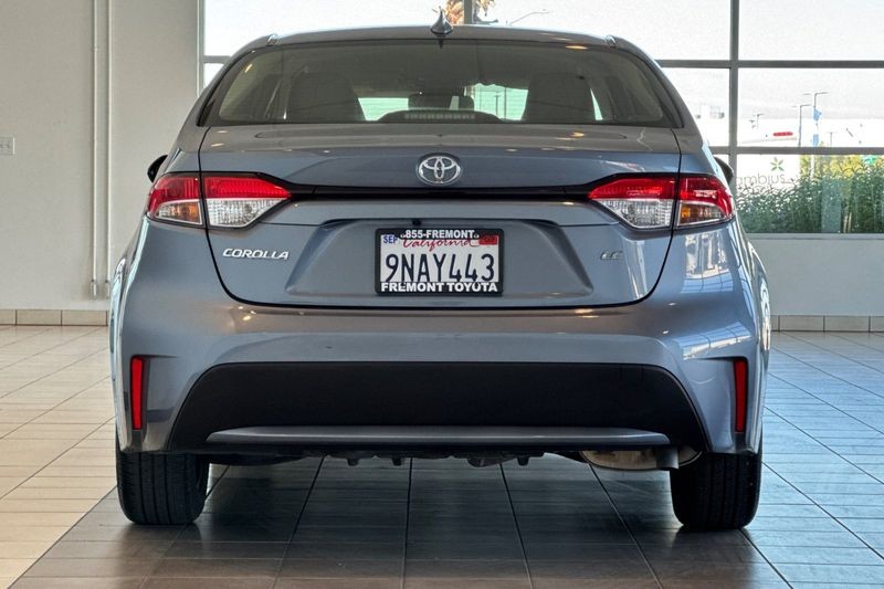 Toyota Corolla Vehicle Full-screen Gallery Image 05