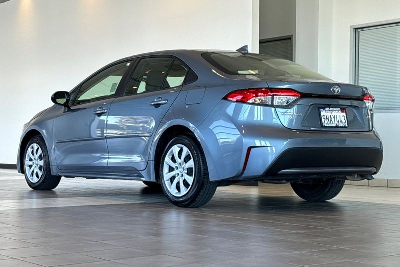 Toyota Corolla Vehicle Full-screen Gallery Image 06