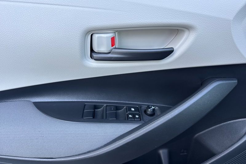 Toyota Corolla Vehicle Full-screen Gallery Image 11