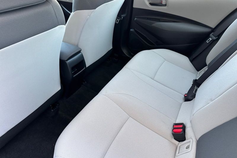 Toyota Corolla Vehicle Full-screen Gallery Image 12
