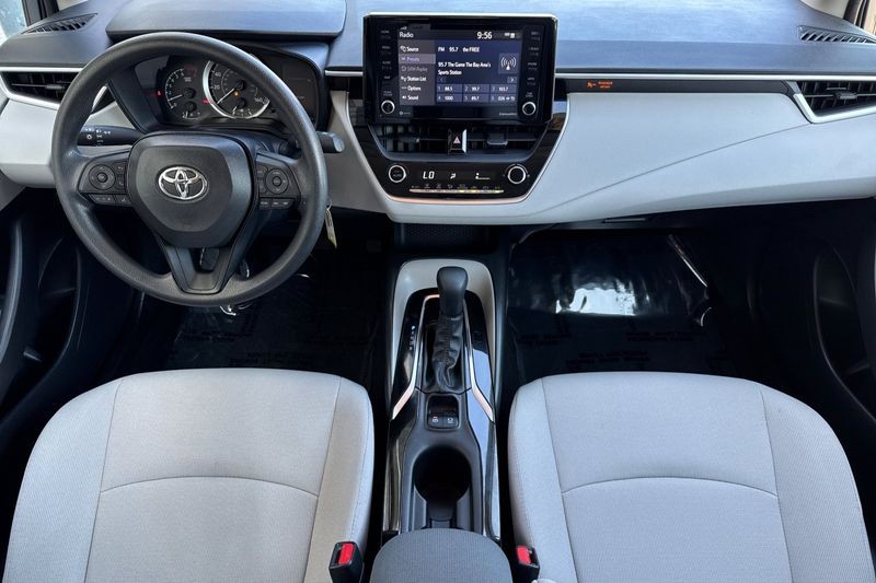 Toyota Corolla Vehicle Full-screen Gallery Image 13