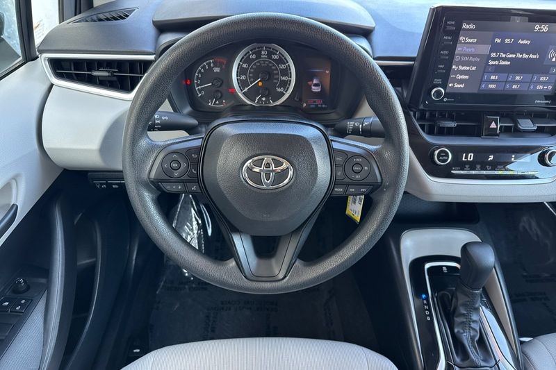 Toyota Corolla Vehicle Full-screen Gallery Image 14