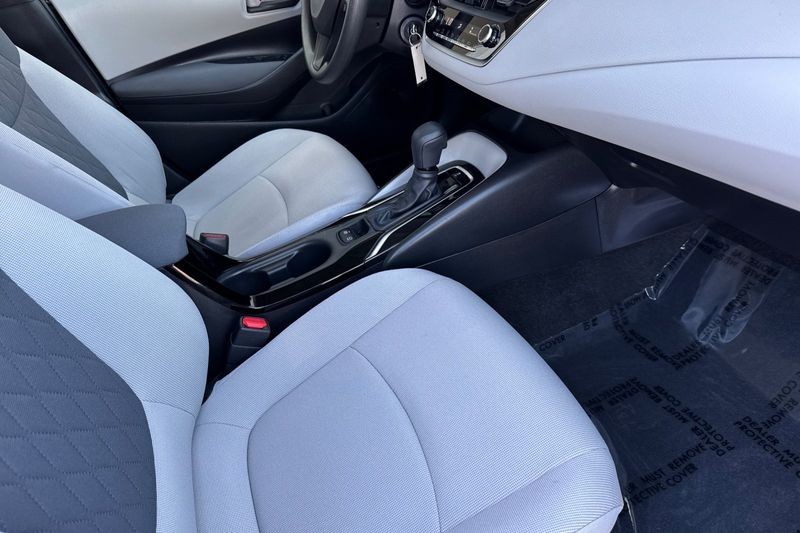 Toyota Corolla Vehicle Full-screen Gallery Image 15