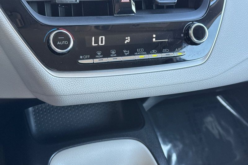 Toyota Corolla Vehicle Full-screen Gallery Image 19