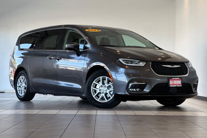 Chrysler Pacifica Vehicle Full-screen Gallery Image 02