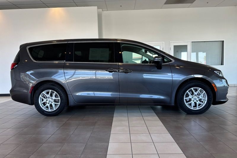 Chrysler Pacifica Vehicle Full-screen Gallery Image 03