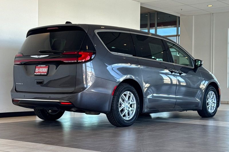 Chrysler Pacifica Vehicle Full-screen Gallery Image 04