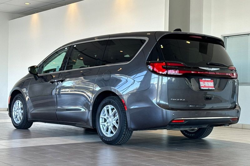 Chrysler Pacifica Vehicle Full-screen Gallery Image 06