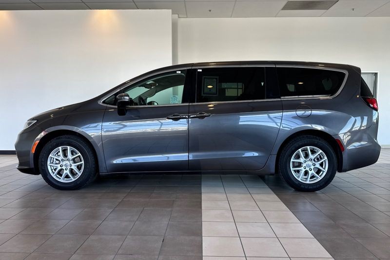 Chrysler Pacifica Vehicle Full-screen Gallery Image 07