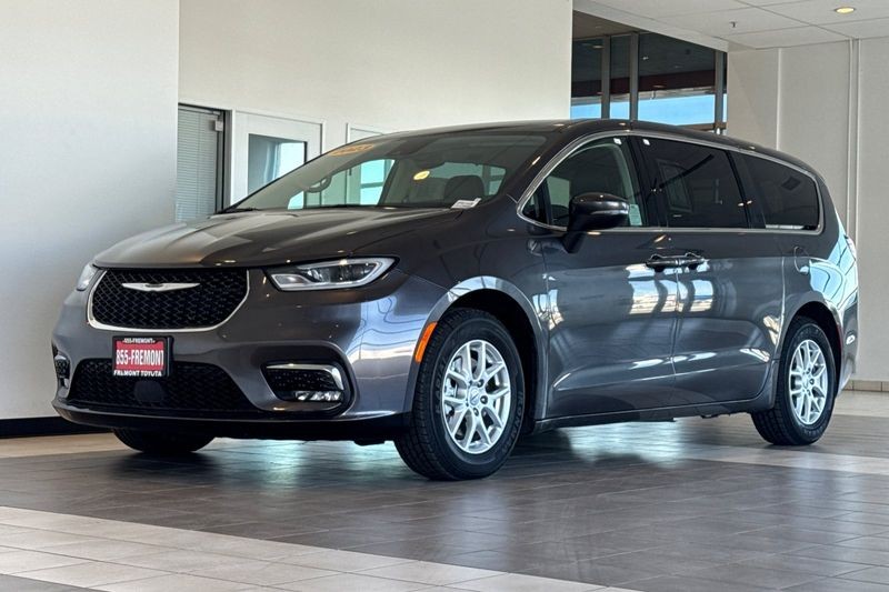 Chrysler Pacifica Vehicle Full-screen Gallery Image 08