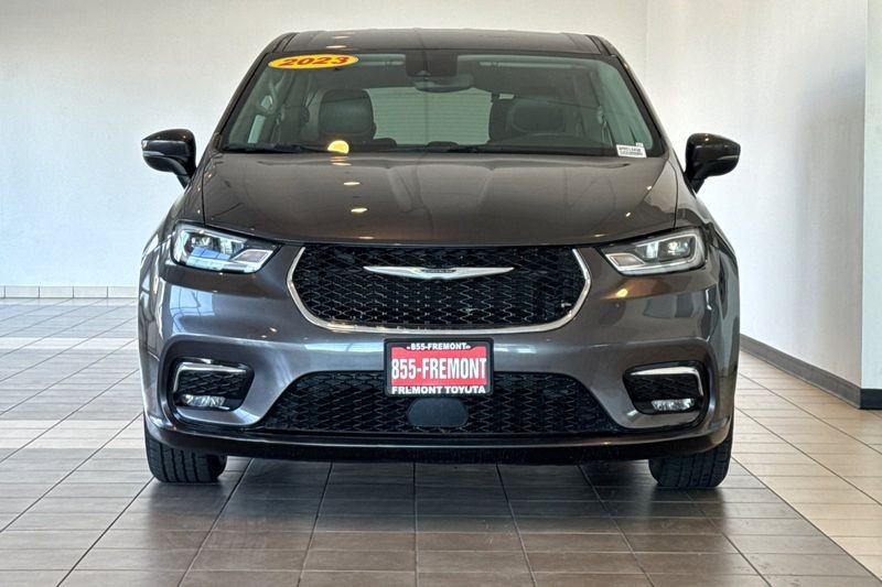 Chrysler Pacifica Vehicle Full-screen Gallery Image 09