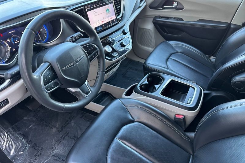 Chrysler Pacifica Vehicle Full-screen Gallery Image 10