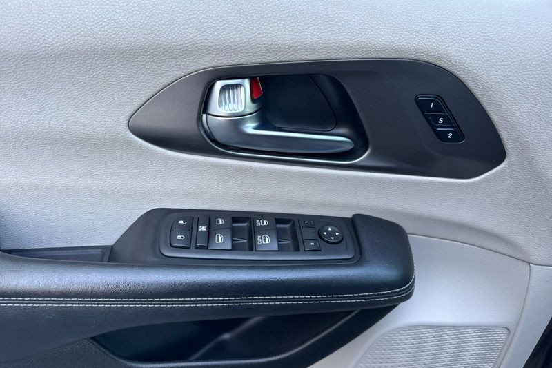 Chrysler Pacifica Vehicle Full-screen Gallery Image 11