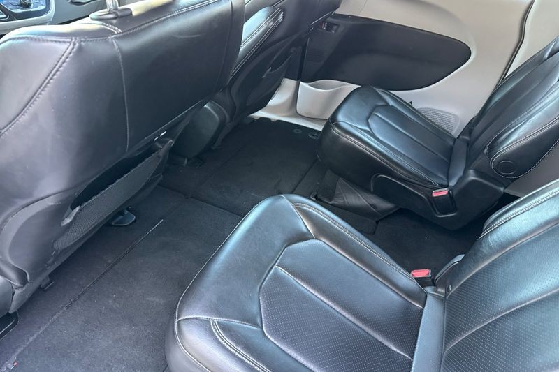 Chrysler Pacifica Vehicle Full-screen Gallery Image 12