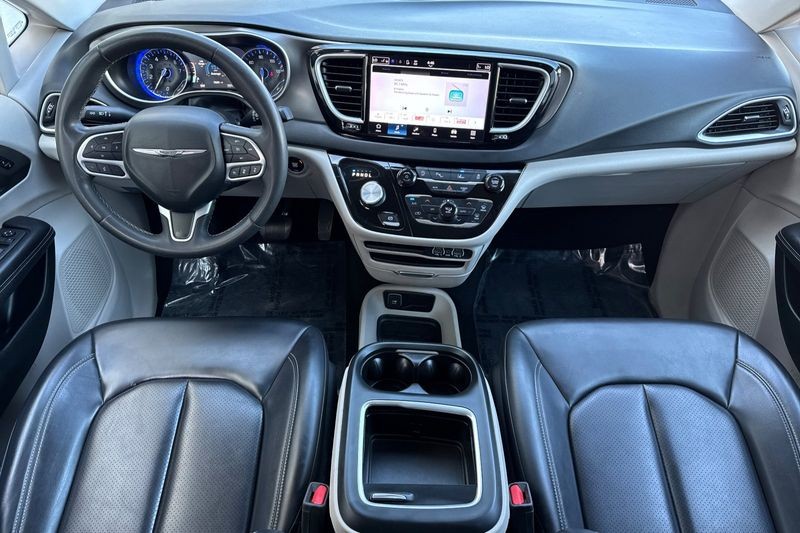 Chrysler Pacifica Vehicle Full-screen Gallery Image 13