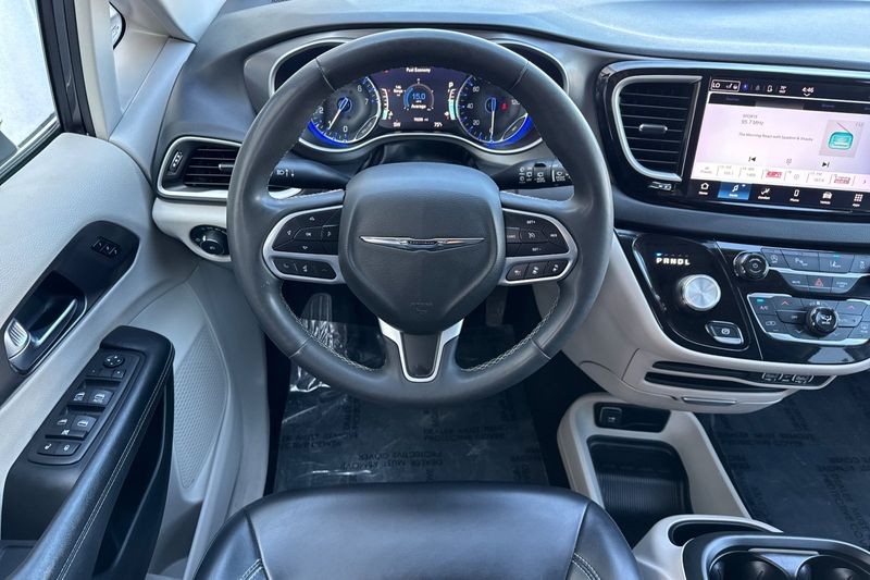 Chrysler Pacifica Vehicle Full-screen Gallery Image 14