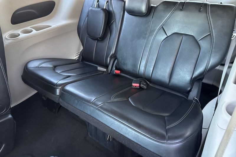 Chrysler Pacifica Vehicle Full-screen Gallery Image 15