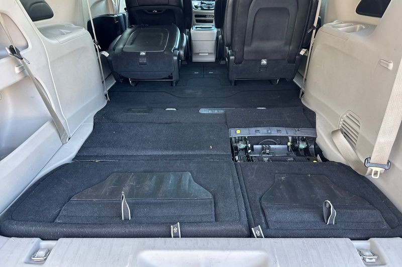 Chrysler Pacifica Vehicle Full-screen Gallery Image 16