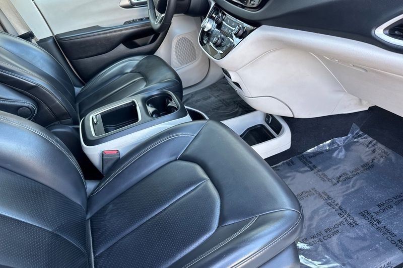 Chrysler Pacifica Vehicle Full-screen Gallery Image 17