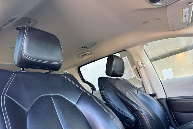 Chrysler Pacifica Vehicle Full-screen Gallery Image 18