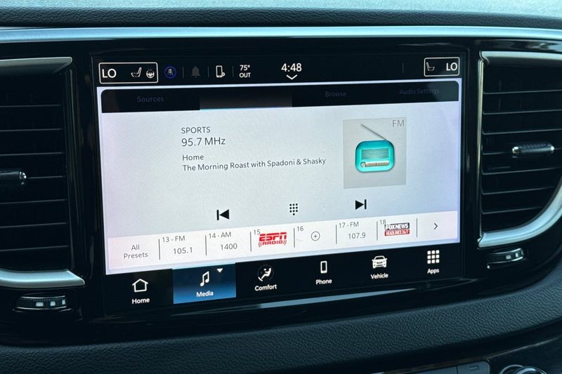 Chrysler Pacifica Vehicle Full-screen Gallery Image 19