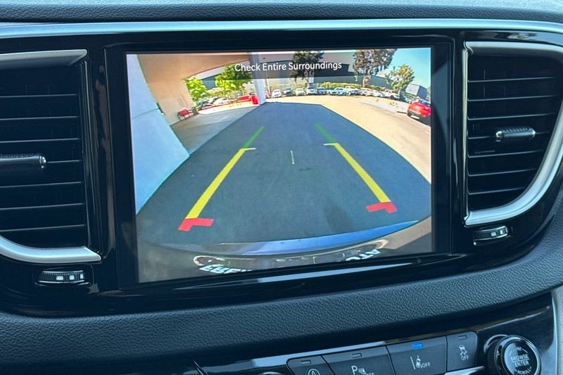 Chrysler Pacifica Vehicle Full-screen Gallery Image 20