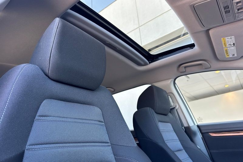 Honda CR-V Vehicle Full-screen Gallery Image 17