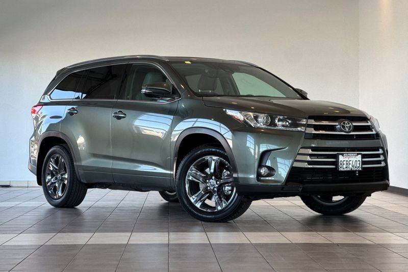 Toyota Highlander Vehicle Full-screen Gallery Image 02