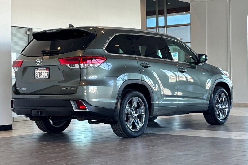 Toyota Highlander Vehicle Full-screen Gallery Image 04