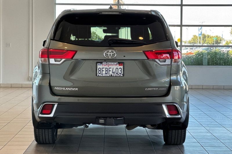 Toyota Highlander Vehicle Full-screen Gallery Image 05
