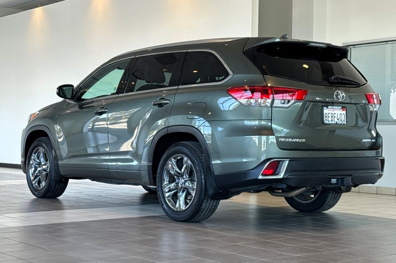 Toyota Highlander Vehicle Full-screen Gallery Image 06