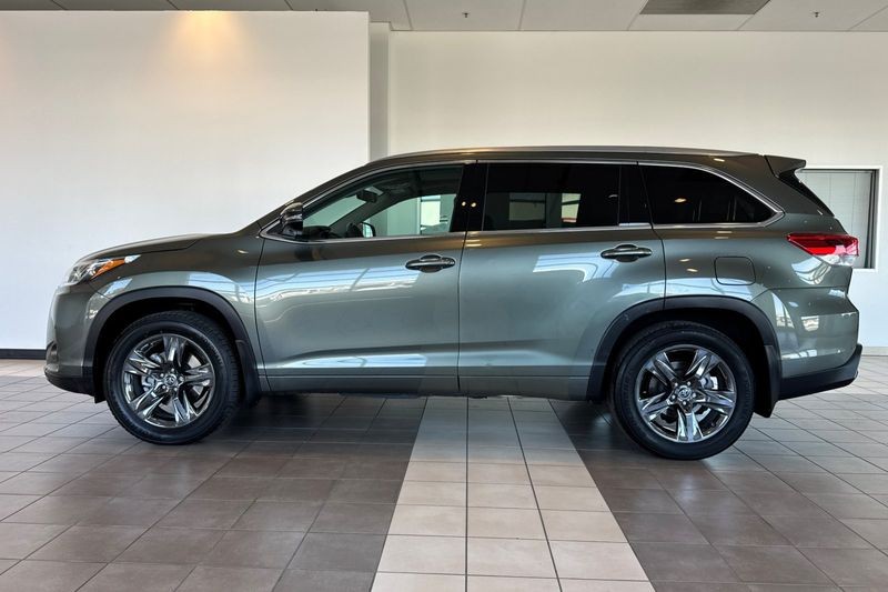 Toyota Highlander Vehicle Full-screen Gallery Image 07