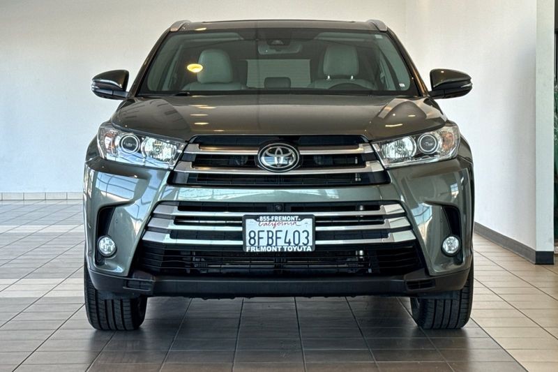 Toyota Highlander Vehicle Full-screen Gallery Image 09
