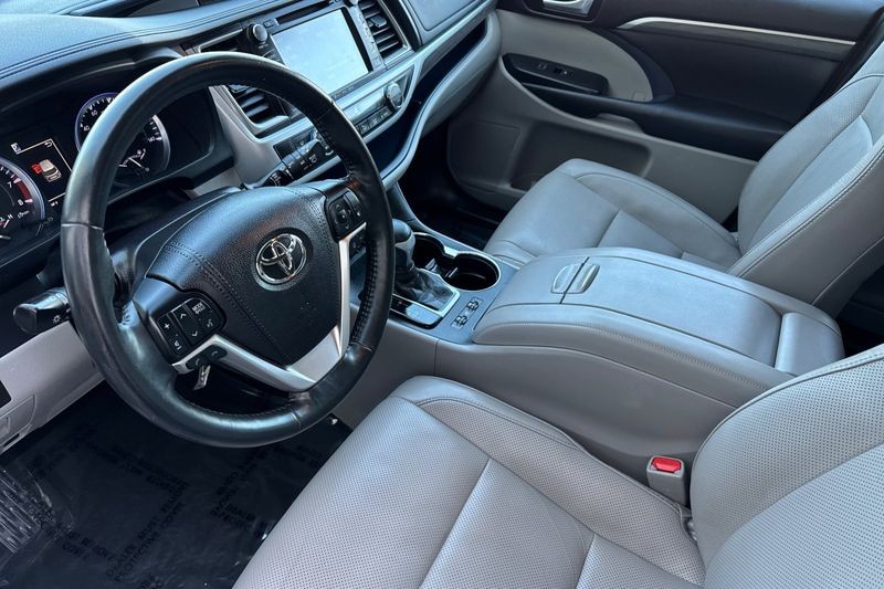 Toyota Highlander Vehicle Full-screen Gallery Image 10