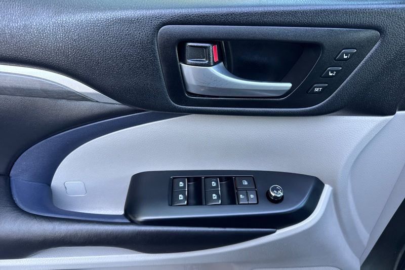 Toyota Highlander Vehicle Full-screen Gallery Image 11
