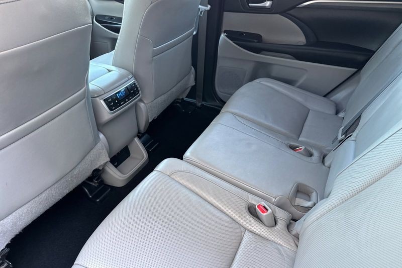 Toyota Highlander Vehicle Full-screen Gallery Image 12