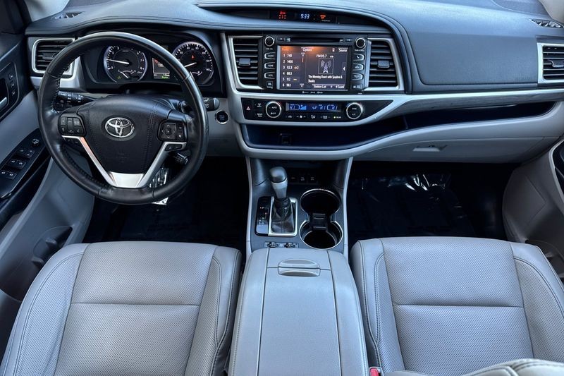Toyota Highlander Vehicle Full-screen Gallery Image 13