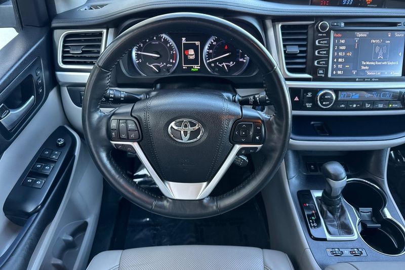 Toyota Highlander Vehicle Full-screen Gallery Image 14