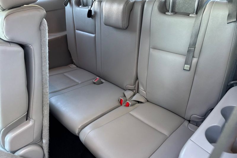 Toyota Highlander Vehicle Full-screen Gallery Image 15