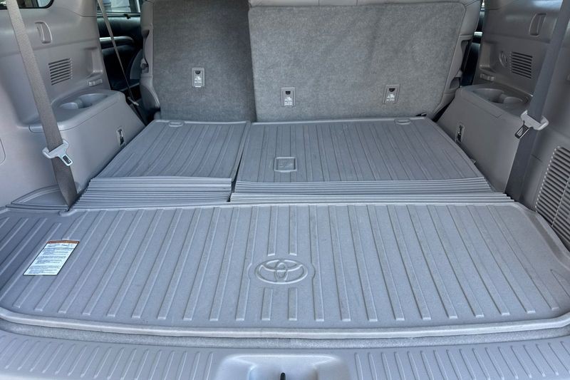 Toyota Highlander Vehicle Full-screen Gallery Image 16